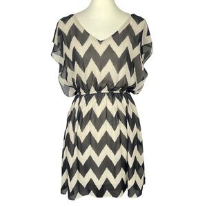 Gianni Bini Dress Womens Medium Black Cream Chevron Chiffon Adele Blissful Beach